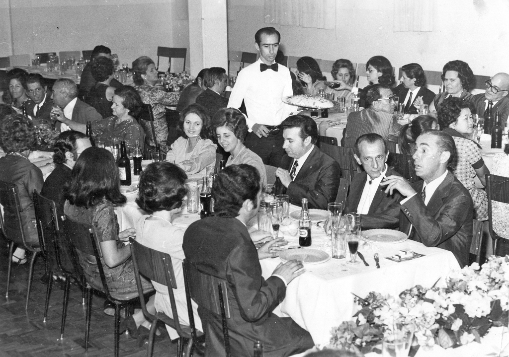 O Lions Clube de Votu-poranga, fundado em 1965, reuniu-se em jantar festivo no Centro do Professorado Paulista (CPP) em 1973. Veja quem são os leões e domadoras que aparecem nesta foto. No alto, a partir da esquerda, de frente: duas senhoras não identificadas, mais o casal Dr. Emir Rodrigues Vilela e a Profª. Eliete Galo Vilela, Sonia e Francisco Barbosa Lima. De pé, o garçon Cido. De costas, ao fundo: Chafic Jorge Sarkis e sua senhora, Dalto Moreira e Maria Lúcia, Luiz Carlos Cardoso Prado. Abaixo: Dr. Jonas Pires Correia e Adalgiza,Marcelino Brandão e Iracema, Vera Salgado Xavier, Maria Izabel Silveira Lima, Antonio de Lima, Prof. Anibal Lopes Torron e Herculano Beretta. De costas: Dr. Elcio Sanches Esteves e Maria Hermínia, Silvia e Dr. Wilson Roncatti. A foto é do arquivo pessoal de Antonio de Lima. 