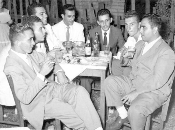 ANOS 50 - NO VOTUCLUBE - Esta é uma mesa formada num Baile de Gala do Votuporanga Clube nos anos 50. Da esquerda para a direita: Darcy Cecchini, Carlos Márcio de Castro Junqueira, Dr. Miguel Zeitune Leão, Dr. Joaquim Figueira da Costa, Rames Cury, Marinho Farinazzo e o radialista Jaime Cunha. A foto pertence ao arquivo pessoal do ex presidente do clube Rames Cury.\r\n