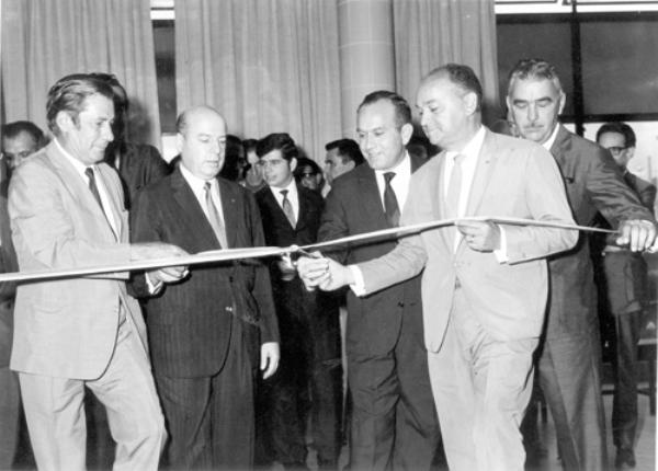 Inauguração no Banco do Brasil - Início da década de 70. A agência local do Banco do Brasil, instalada na Rua São Paulo, no prédio hoje ocupado pela Caixa Econômica Federal, estava recebendo um sistema avançado de equipamentos. Solenemente, o BB de Votuporanga era aparelhado pelo Novo Sistema-Máquina de Contabilidade NCR. Para o ato de lançamento estava presente o diretor do Banco do Brasil, sediado no Rio de Janeiro,  Boaventura Farina. Na foto, a partir da esquerda: Orlando Mastrocola (Presidente do IBC - Instituto Brasileiro do Café), Boaventura Farina (diretor do BB), Cristovam De Haro (Presidente da Associação Comercial), Dr. Ultimatum Fava (Presidente da  Câmara Municipal), e Pedro Sanches (gerente da agência local do Banco do Brasil). A foto pertence ao arquivo de memória do pessoal “Aposentados do Banco do Brasil de Votuporanga”