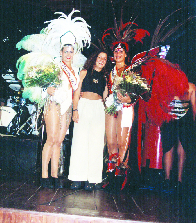 Carnaval de 1994 no Votuporanga Clube. No palco um flash para a Rainha do Carnaval de Votuporanga Ana Paula Galetti; ao centro Regina Oliveira e na direita a Rainha do Votuporanga Clube Rejane Abbas. A foto é do álbum de eventos do Votuclube a quem agradecemos a cessão de fotos.