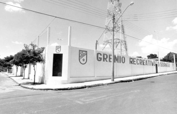 Gremio Disdroga -  Ano 87 -O quarteirão da rua Ponta Porã com a Barão do Rio Branco (em frente o jornal A Cidade) hoje ocupada por belas residências já foi uma concorrida área lazer. Era o espaço esportivo com quadras de futebol de salão, cancha de bocha, piscinas e lanchonete. O local era conhecido como Gremio Disdroga frequentado pelos funcionários da Distribuidora de Medicamentos Disdroga dos empresários Dorival Veroneze, Jaime Gil, Antonio Murasse e Deoclécio Lasso.