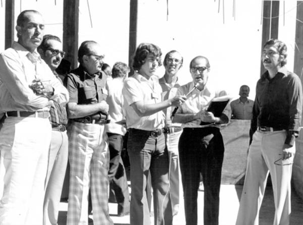 Inauguração do Frigorifico - Ano 1977 - Sob a liderança empresarial de Nasser Marão, Votuporanga marcou etapa de progresso com a inauguração do Frigorifico 4 Rios S.A., hoje Marfrig 4 Rios. A foto registra o ato de conclusão das obras com os principais diretores do empreendimento. A partir da esquerda: Herculano Beretta, Juvenal Domingos Martins Lopes, Salvador Castrequine, Orlando Beretta e o advogado Horácio Correa de Moraes. Todos acompanham a entrevista do saudoso Nasser Marão ao jornalista João Carlos Ferreira.