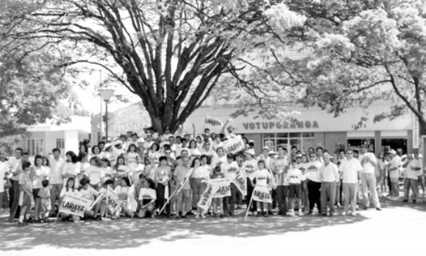 Campanha do Laraya -  Ano 92 -A foto de um encontro em praça pública dos partidários da candidatura do engenheiro Marcos Garcia Laraya a deputado estadual. Laraya concorreu pelo PMDB representante de Votuporanga. Faltaram-lhe três mil votos para garantir uma cadeira na Assembleia Legislativa. Em tempo: o coordenador político da sua campanha foi Valter Trindade que hoje é uma das lideranças locais do PMDB.