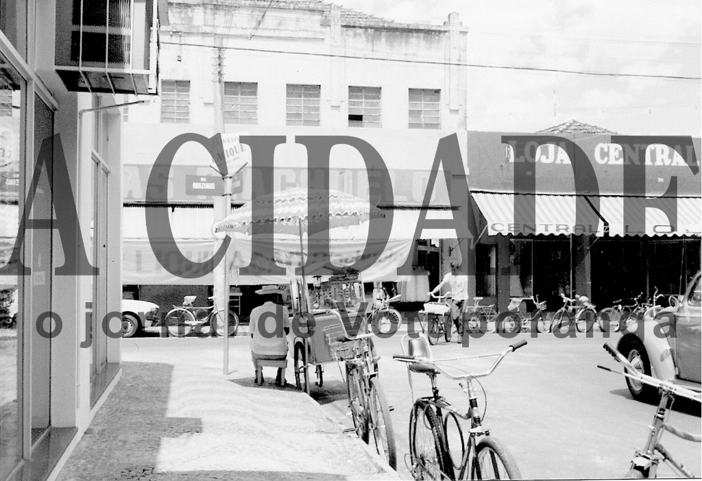 Se hoje temos excesso de motos, nos anos 70, não faltavam bicicletas. A foto mostra a esquina da
rua Amazonas, com a rua Santa Catarina. No fundo, aparece o prédio de Lojas Riachuelo (hoje
J.Mahfuz). Em cima, havia instalações da Rádio Clube com o seu auditório. Ao lado, a Loja Central da família Salloume e, na esquina, ficava Casas Pernambucanas (mais tarde, Banco Nacional). Pela direita, aparece a dianteira de um Fusca. Na época, a rua Santa Catarina tinha
mão de direção invertida e o tráfego fluía para a rua Amazonas. A foto é
da professora Neide Romano Couvre.

***Confira mais desta coluna em nossa edição impressa e online para assinantes.