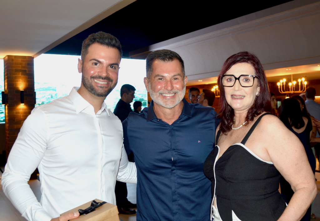 Pedro Scamatti inicia um novo ciclo nesta quinta-feira, 27, rodeado pelo carinho de seus familiares e amigos. Na foto, ele compartilha esse momento especial com Gustavo Sevestrin e Maria Augusta Seller Scamatti, celebrando ao lado de pessoas queridas e amadas por ele. Que este novo ano seja repleto de realizações, alegrias e muito sucesso!