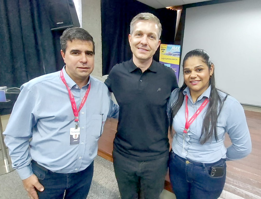 Na manhã da última quarta-feira, 26, aconteceu no Parque da Cultura, o anúncio oficial do lançamento das obras da Rede Max Atacadista em Votuporanga. Na presença do prefeito, Jorge Seba, do deputado estadual Carlão Pignatari, dos gerentes da Rede Max e autoridades locais presentes, o diretor do grupo Muffato, Ederson Muffato, apresentou o projeto que vai gerar 250 empregos diretos na cidade e movimentar a economia local e regional. 
Durante o evento, uma equipe deu início à seleção de currículos para a unidade, que será inaugurada em breve. Na foto, estão: Murici, Supervisor Regional; Ederson Muffato, Diretor da Rede; e Luciana, Gerente do Super Muffato Votuporanga.
