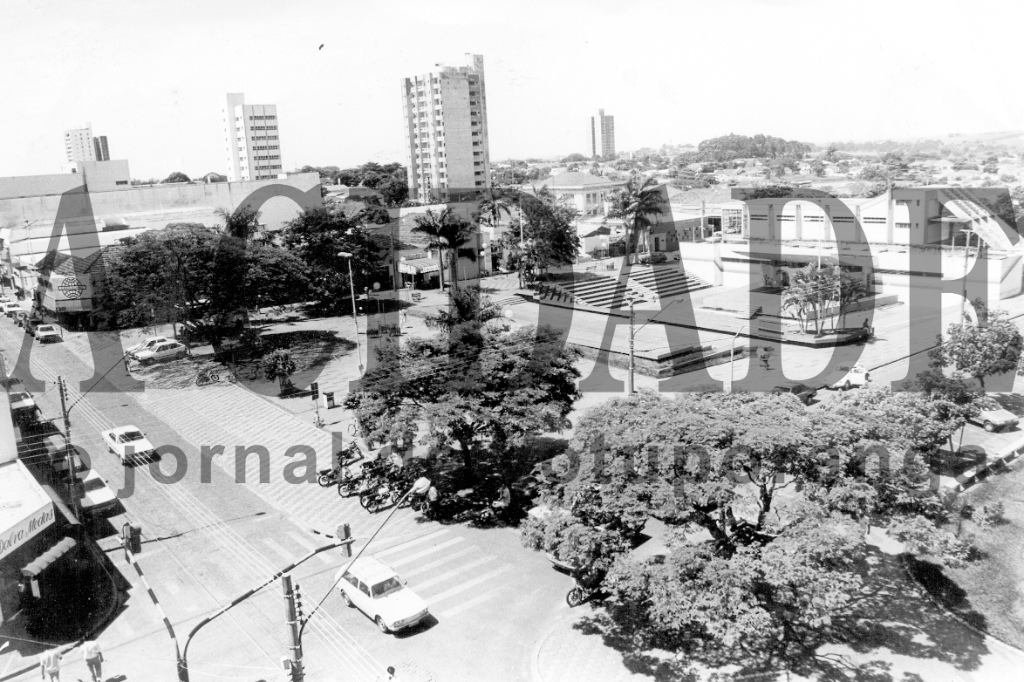 Uma vista área nos anos 90 da Concha Acústica “Prof. Geraldo Alves Machado”. O Teatro do Povo, palco de grandes apresentações de artistas famosos, mudou a sua visão panorâmica. A mudança foi feita na administração do então prefeito Nasser Marão Filho que, dentro de um projeto arquitetônico moderno, garantiu a cobertura para dar mais conforto ao público. A Concha Acústica foi criada na primeira administração do prefeito Nabuco, nos 60.

***Confira mais desta coluna em nossa edição impressa e online para assinantes.