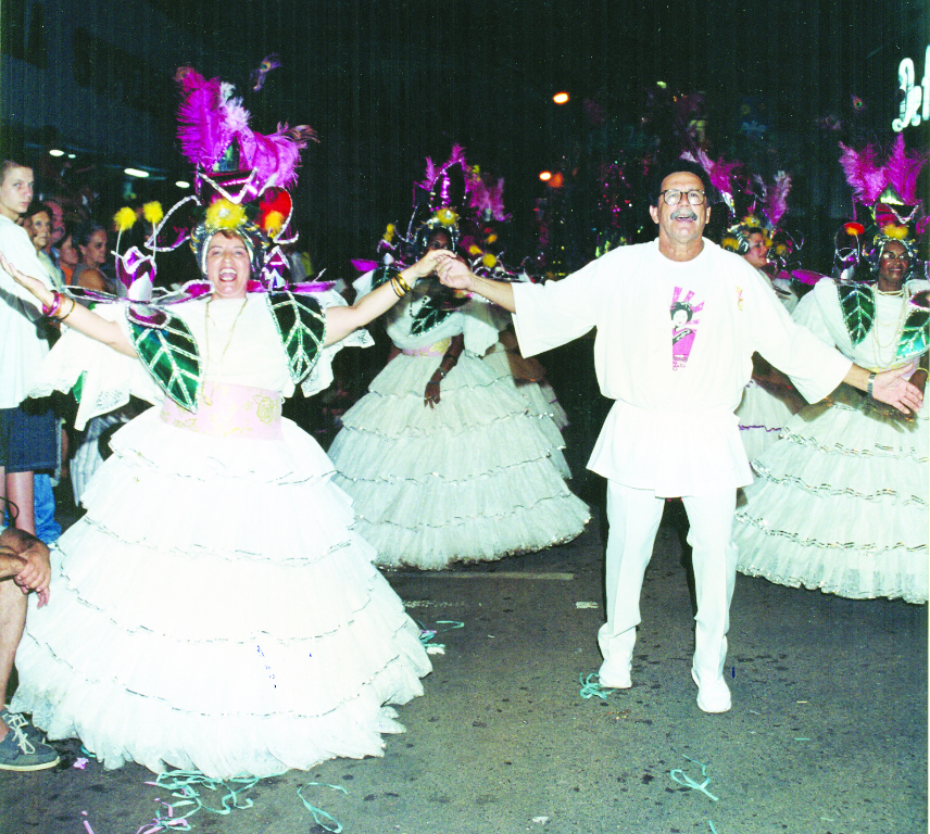 Desfile de rua do espetacular Carnaval de 2000. Na ala das baianas da Escola “Mulata Dengosa” o destaque é para Sandra Tos-cano e o presidente da Escola, Arnaldo José Santa Fé Trindade. A foto é do arquivo dos grandes momentos da “Mulata Dengosa”, preservado pelo Santa Fé. 