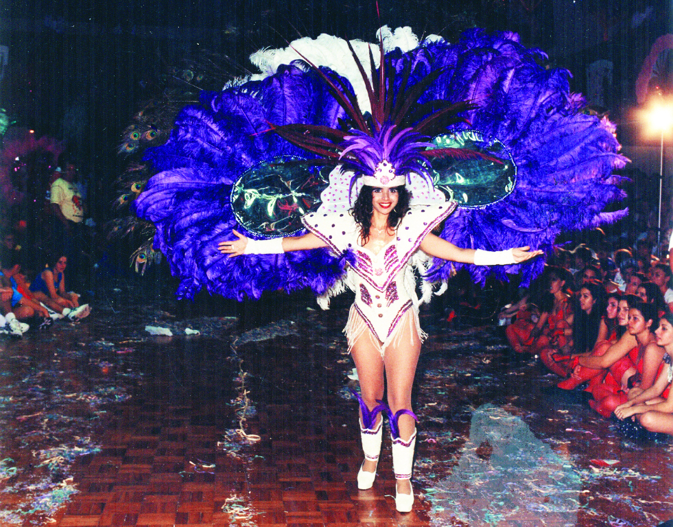 Destaque da Escola de Samba “Mulata Dengosa” Daniela, no majestoso desfile de rua do Carnaval de 1966. A foto é do arquivo pessoal do carnavalesco Arnaldo José Santa Fé Trindade.