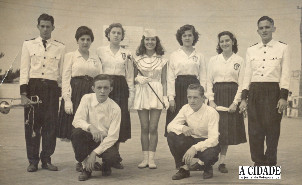 O desfile cívico de 7 de setembro, na rua Amazonas, reunia no passado estudantes e militares. A foto ao lado ilustra nossa coluna, apresentando um grupo de estudantes, provavelmente da Escola Técnica do Comércio “Cruzeiro do Sul”, mais tarde tornou-se Colégio Comercial.  Os figurantes não foram identificados, mas trata-se  do desfile de 7 de setembro, no ano de 1955. A foto é de Takeo Sato (Foto Votuporanga) e pertence ao colecionador Vanderlei Parisi que nos enviou para publicação.
