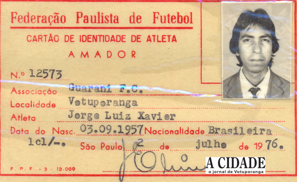 
Com registro na Federação Paulista de Futebol, como atleta do Guarani FC de Votuporanga, eis a ficha do jogador Jorge Luiz Xavier. Acreditem: ele também jogou bola. A ficha do atleta informa a sua inscrição para o Campeonato Amador de 1976. Jorginho foi também puxador de samba- enredo da Escola “Mulata Dengosa” e hoje é servidor da Prefeitura na área da Cultura.
