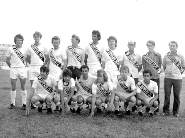 O adeus ao Aurinho \r\nNosso colaborador Dagoberto José Mira Alves (Dago) correu atrás de uma foto em que o homengeado estivesse com a faixa de campeão. Áureo Leal, o Aurinho, ( no detalhe) veste a camisa do timer amador da Votuporanguense e ostenta uma faixa  de Campeão Amador de 1972, no Estádio “Plínio Marim”.Esse foi um time memorável em que o Aurinho honrou a camisa. De pé, a partir da esquerda: Dezan, Bira, Niquinho, Zé Branco, Nego e AURO LEAL - o AURINHO, Ariovaldo Martins (técnico), Valter Moreti (dirigente) e Nélson Waideman (dirigente). Agachados:Jair (Boléia), Cidinho (Comind), Dago, Dau, José Carlos Martins (Barriga) e Miltinho. A foto é do arquivo pessoal de José Roberto Marquiori - o goleiro Zé Branco.