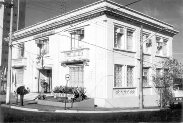 Palácio 8 de Agosto\r\nO conhecido prédio do Fórum, o majestoso edifício dos anos 70, na Rua São Paulo. Foi nos anos 80 que ganhou a denominação de Palácio da Justiça 8 de Agosto. Com o crescimento das atividades do judicário, o prédio ficou pequeno e foi para a Avenida Prestes Maia. Hoje naquele local funciona apenas o Cartório Eleitoral.\r\n