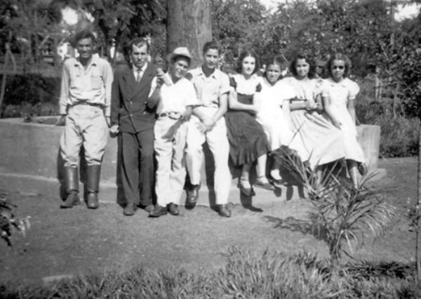 A Barquinha dos Namorados\r\n(debaixo do frondoso Ipê)\r\nNo momento em que se anuncia mais uma  ampla remodelação da Praça da Matriz - a Praça Fernando Costa, vale a pena apreciar esta foto que  o nosso colaborador Dagoberto Mira Alves (DAGO) levantou para matar saudades de muita gente.\r\n\r\nO Largo da Matriz - Ano 1949 - Cenário “A barquinha dos Namorados”. \r\nTrata-se de um banco da praça (em formato  de barco) que estava instalado debaixo do frondoso e centenário ipê que deu tristeza quando foi cortado para a construção da praça atual. Bons tempos aqueles... Da esquerda para a direita: João Okimoto, Umbelino (professor), Joaquim Marques, Nélci Beloni, Cândida Arantes (Candinha), Carminha e Marlene Flait. Esta foto pertence ao arquivo pessoal de Joaquim Marques.