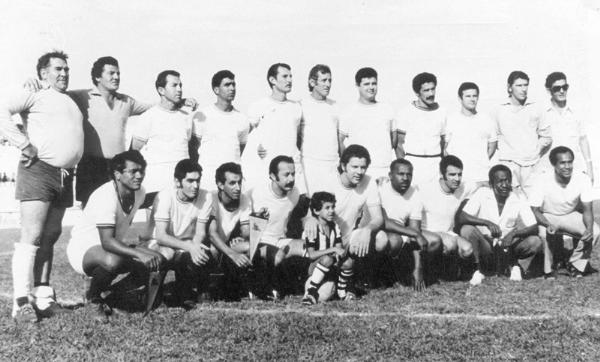 A foto é do dia 8 de agosto de 1972, na comemoração dos 35 anos de fundação de Votuporan-ga. No gramado do estádio “Plínio Marin”, a equipe do Clube dos 40 perfilada para enfrentar o Scratch do Rádio (um time formado pelos radialistas da Rádio Bandeirantes de São Paulo liderados por Fiori Gigliotti. Os “40” venceram por 4 a 3. Veja da esquerda para a direita, de pé: Orlandão, Orlando, Albano, Vilmar, Ariovaldo, Dicão, Portuquês, Santa Fé, Leopércio,João Poiani e Paulo Soledade.Agachados: Genivaldo, Haroldo, Dago, Marne, Juca Paes (no detalhe), Fifi, Canhoto, Cido (massagista), e Lopes (Pelezinho). A foto é do arquivo pessoal de Dagoberto José Mira Alves (Dago).