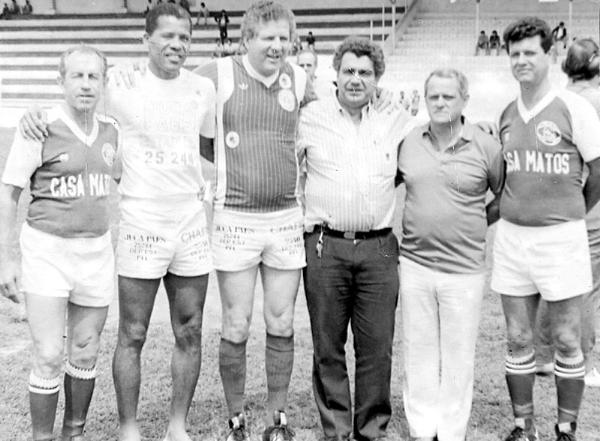 Os votuporanguenses dos anos 60 e 70 o conheceram muito bem. José Paes, ou simplesmente Juca Paes, falecido nesta semana em Sorocaba, era um personagem da cidade. Ativo  no Clube dos 40 e nos meios do esporte. Quando deixou  Votuporanga retornando a sua  Sorocaba tornou-se amigo de Alfredo Mitidieri, o então presidente da Federação Paulista de Futebol, e passou a ser influente na entidade maior do futebol paulista. Lá, como se dizia na época  “o Juca  dava as cartas”. Nesta foto de 1986, Juca Paes aparece entre amigos num jogo de confraternização entre o Clube dos 40 e os Veteranos do São Bento (Sorocaba). A partir da esquerda: Albano Oterço, Dario (Dadá), Juca Paes, Chafic (Sorocaba), Jaime Alvares Gil e Português. A foto é do Albano.