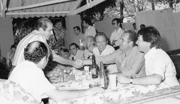 A foto é de 1977. O então governador de São Paulo, Paulo Egydio Martins, cumprimenta o empresário Nasser Marão (pai do prefeito Junior Marão) numa recepção oferecida ao visitante no recinto do Horto Florestal.Na direita do governador o então prefeito João Antonio Nucci e na esquerda o deputado Áureo Ferreira. De costas, o ex prefeito Luiz Garcia De Haro. Foto do arquivo do jornal.