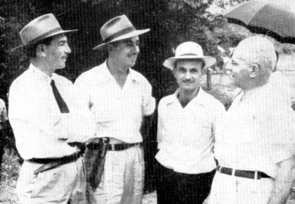 Nesta foto de 1955, publicada no jornal “Atualidades Legislativas”, o então prefeito de Votuporanga, João Gonçalves Leite, conversa com os vereadores: Herculano Bereta, Eudácio Miguel e Aristides Gallo. O encontro deu-se por ocasião do churrasco de confraternização que marcou a inauguração da ponte limítrofe Votuporanga-Fernandópolis. A obra realizada pela Prefeitura de Votuporanga foi comemorada por usuários de toda a região. Uma grande conquista para aqueles tempos.\r\n