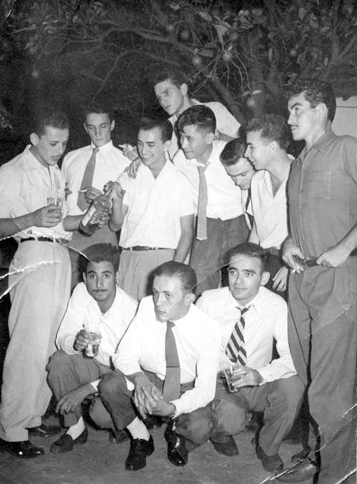 O Baile Reveillon no Votuclube - 1958 - Antigamente era assim.A passagem do ano era com Baile de Gala no Votupo-ranga Clube- o famoso reveillon.Esta foto é da noite de 31 de dezembro de 1957. Veja quem são esses jovens: Agachados: João Edésio da Rocha, Alfredo Marciano e Pedro Clóvis Nogueira Borges (recentemente falecido). De pé: Rames Cury, Vicente Luppo, Joaquim Figueira da Costa, Odilio Tonin (Dilico- locutor da Rádio Clube), Yo Carlos Sato, Antonio Cecchini, Antonio de Lima e Ivan. Esta foto é do albúm familiar de Rames Cury.