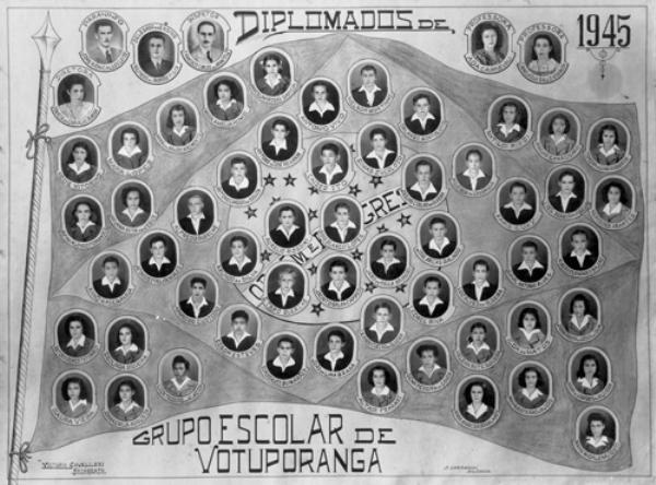 1945 - A primeira turma do Grupo Escolar de Votuporanga - Eis os formandos do então curso primário, ou como era conhecido - quarto ano de grupo. O prédio da escola é o mesmo que hoje situa a Prefeitura Municipal, na rua Pará. Entre os formandos que preserva está relíquia está Rames Cury, na época recém chegado à Votuporanga. Ele havia mudado para cá em 1942, procedente de Ibitinga e se estabeleceu com um tio e o avô Feres Cury, com uma loja na Rua Amazonas (onde hoje é a Magazine Luiza). Rames mantém viva a recordação desse tempo. Ele lembra das professoras Rute Veiga Olivi e Ada Carnevale Guena, e sabe do paradeiro de quase todo esse pessoal da foto. Amados pioneiros, construtores do futuro.