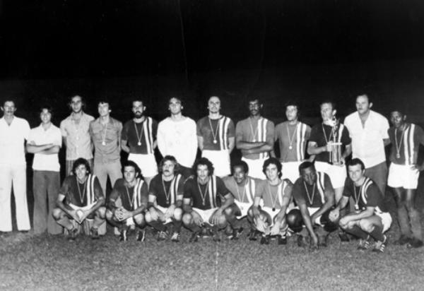 Campeão Amador 1975 - Quem levantou a taça do concorrido Campeonato Amador de Votuporanga em 1975 foi a equipe de Irmãos Commar. A partida final foi contra a agremiação do Assary Clube de Campo. Foi um jogão. O resultado final foi 3 a 2 para os Commar, com gols de Fifi, Carlos e Albano. Para o Assary, os dois gols foram de Etiene. Veja quem aparece na foto, da esquerda para a direita, de pé: Toninho Salerno, Pansani, Nicão, José Antônio, Mário (Louco), Ivo Mantavelli (Vitamina), José Carlos (Zé do Bumbo), Negão, Wilson Andreu (Tim do Bar), Albano (capitão), Antonio Commar (presidente Tonicão) e Nena. Agachados: Natal (Cartório), Urbes (Ligeirinho), Celso Hawthorne, Maritaca, Lopinho (da Votuporanguense), Sérginho, Fifi e Leopércio. A foto é do arquivo pessoal de José Carlos Ferreira (o Zé do Bumbo).