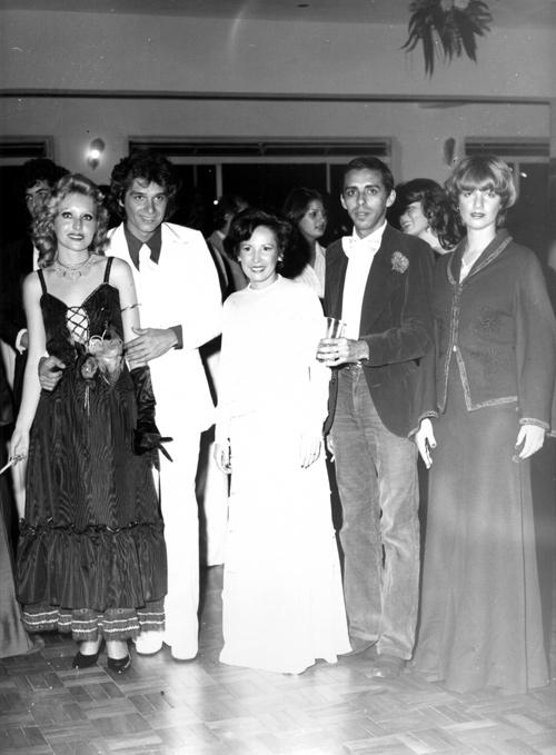 Noite de Gala no Votuclube - Noite de longos em Baile de Gala do Votu-poranga Clube nos anos 70. A foto registra um grupo elegante e de presença marcante nos acontecimentos sociais. Ao centro da foto Maria Antonia de Castro Cury, a presidenta do clube, tendo a sua direita o casal Marilda e Paulo Ferrari e na esquerda, o carnavalesco Nei Vivo e a encantadora Maria Cristina Bonetti. Bons tempos dos bailes chiques da nossa sociedade.  Foto - arquivo Rames Cury.