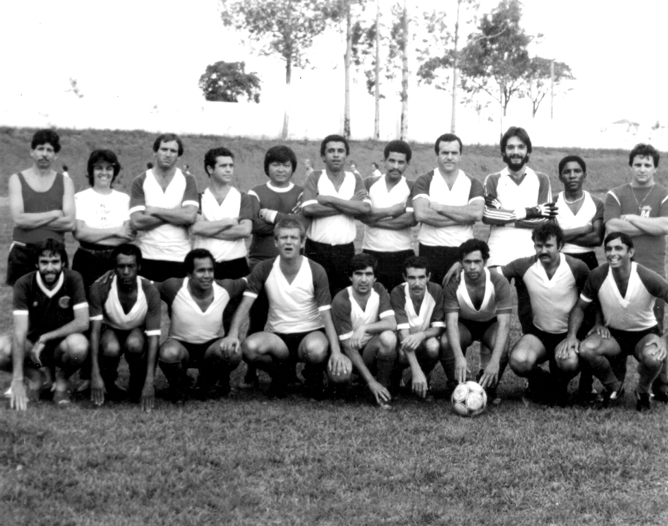 No ano de 1983, AE CESP-AA (Associação dos Empregados da CESP Alta Araraquarense) sagrou-se campeão do 3º Campeonato Interclubes do Assary Clube de Campo. Maria Alice Maranho de Freitas, esposa de Ideval Geraldo de Freitas, era a presidente da entidade. A partir da esquerda: Dr. Emir Rodrigues Vilela (médico), Maria Alice (presidente), Fernando Meluzi, Adão, Gilberto Tuzi, Betão, Eraldo, Vírgilio, Curti, Nena e Donizete (Boi). Agachados: Paulão Galetti, Cacique, Lopes, Firmino, dr. Martinho, Medeiros, Miltinho, Paulo e Tú.