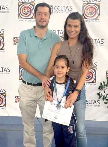 Liz Morato Komatsu conquistou a Olimpíada de Português do Colégio Celtas, representando o 3º ano com dedicação e excelência. Sua vitória reflete o esforço e a paixão pela língua portuguesa, destacando-se entre seus colegas. Uma grande alegria e orgulho para seus pais, Haline Morato e Paulo Komatsu, que acompanham com muito carinho sua trajetória de sucesso e superação. Esse feito é um verdadeiro reflexo do empenho e da inteligência de Liz.