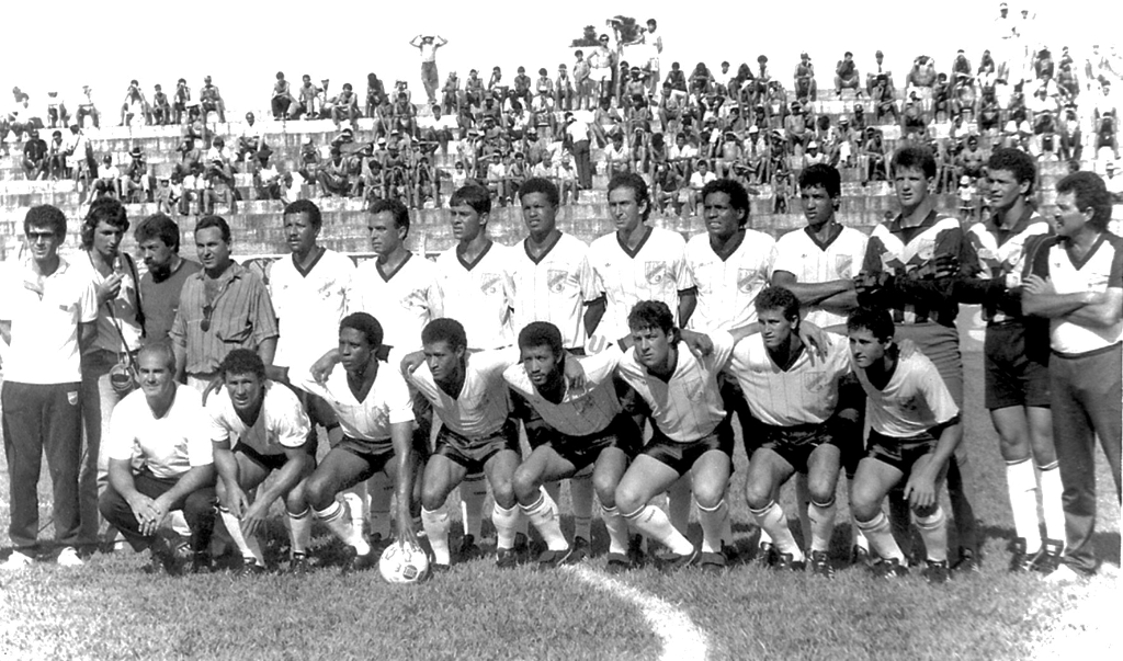 A foto é de 11 de fevereiro de 1990, e registra o time alvinegro perfilado para o jogo contra o Barretos. O resultado foi 3 a 3. Quem nos passa detalhes da partida (e a foto), é o radialista Valdecir Datorre. Da esquerda para a direita, de pé: Dr. Fim, Valdecir Datorre (repórter Rádio Clube), Gradeferro (preparador físico), Jair Sampaio (presidente), Zilinho, Zé Mário, Claudemir, Wilson, Mário César, Cerezzo, André, Alex, Jair Metal e Zé Roberto (técnico). Agachados: Pedro Basso (massagista), Miltinho, Messias, Ailton, Ozias, Rildo, Jairo e Borges. 
