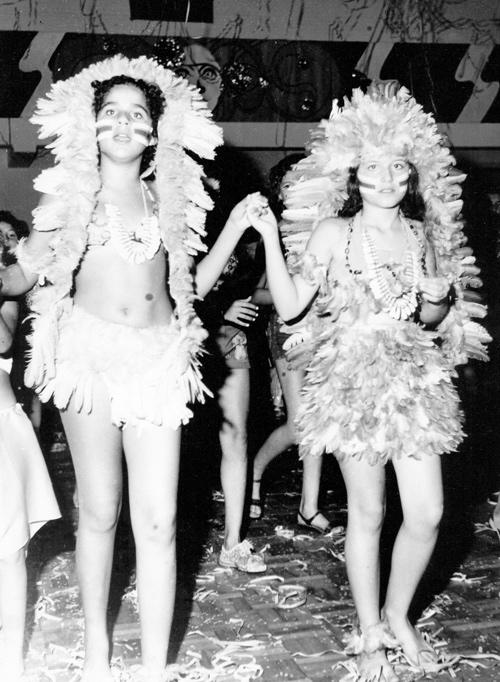 Carnaval Mirim - Com a fantasia “As Indigenas” as meninas Sonia Rosicler Trindade e Laura Maria Tannury Ayres (hoje dra. Laurinha)  levantaram o título do Carnaval infantil de 1974.