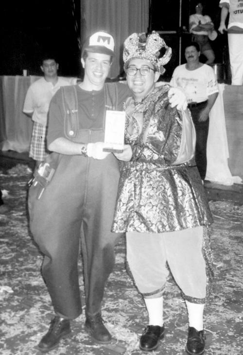 Fantasia - 1998 - A melhor fantasia do Carnaval do Votuporanga Clube foi de Ico Pignatari. Na foto o momento da premiação sendo feita pelo Rei Momo Juliano Souza e Silva (o Bombom). Aos fundos, o então diretor social Josafá Barcelos.