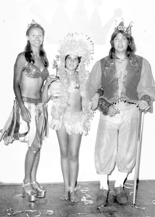 O Eterno - Jurani Pereira da Silva eternizou a figura do Rei Momo. Ele reinou soberano nos bons Carnavais dos anos 70. Nesta foto de 1974 ele (ao lado da Rainha Rosália Cotrin) aparecem no Carnaval Infantil do Votuclube na premiação da foliã Sonia Rosicler Trindade (filha do Santa Fé e Maria Helena).