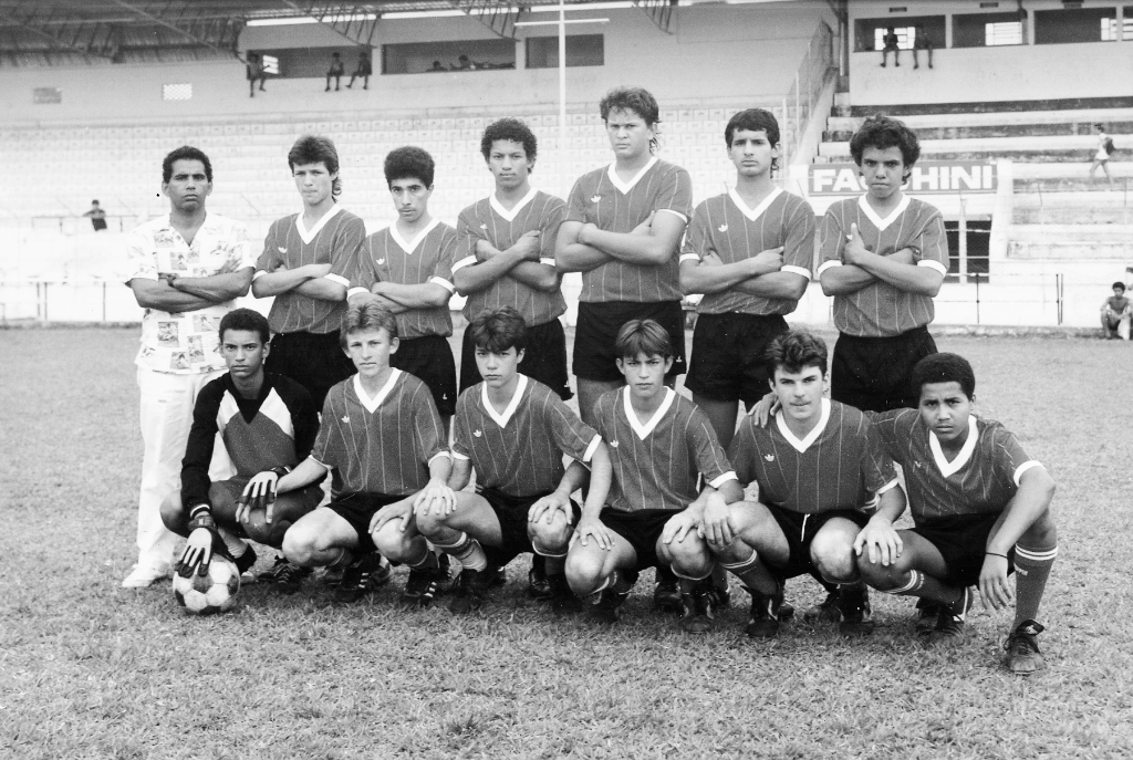 Esse é o time dos anos 80 do Flamenguinho da Vila Paes. Confira da esquerda para direita, de pé: Lobão, Marcelo, Zelão, (?), Banana, Marquinhos e Cidão. Agachados: (?), Agnaldo, Neneca, Penel, (?)  e Baianinho. A foto pertence ao álbum de família do esportista Lobão.