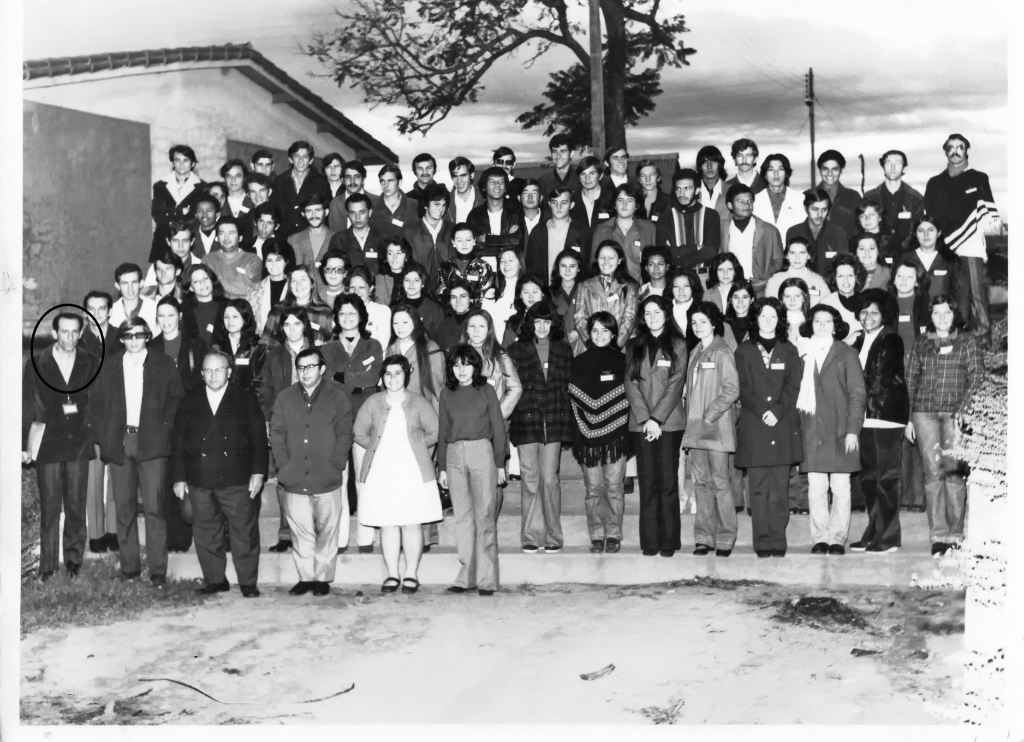 No começo dos anos 70, havia em Votuporanga um movimento de jovens da Igreja Católica intitulado T.L.C. (Treinamento de Jovens Cristãos). Seguia o mesmo ritual do Cursilho da Cristandade que era o movimento dos adultos. João Batista de Souza (Joãozinho) e Niura Rosicler Bertolim de Souza era o casal coordenador do T.L.C de Votuporanga. Eram atuantes neste movimento religioso jovens da época como Roberto Bimbato, o saudoso Toninho Anoni e a Ilza, Dimas Camargo e a saudosa Cláudia, José Luiz Sforza, Marisa Roma, Valdir Aparecido de Oliveira (hoje em Campo Grande), Zely Fernandes, Roberto Mantovani, Dirce e seu irmão Adauto Beline, Gésus Grecco e Madalena, Célio Piracema e Stela Arado, Atílio Mantovan, o saudoso dr. Miguel Vila e Lurdinha, Pedrinho Gregui e Madalena, o Cuica de Valentim, o Frei Tarcisio Leite e o Frei Longarez, entre muitos outros. Esse grupo promovia encontro de jovens e era convocado para proferir palestras em outras cidades, principalmente Ilha Solteira, pelo Frei Arnaldo. Não havia quem não conhecia o Joãozinho da Niura, coordenador do movimento, pela dedicação, fé e amizade que ele exercia a sua missão. Mais tarde, Joãozinho mudou-se para Araçatuba e nesta semana veio uma triste notícia que surpreendeu os jovens dos anos 70: Joãozinho deixou o mundo dos vivos para viver eternamente com os celestiais. Ele partiu, mas vai viver eternamente no coração daquela juventude e de todos que tiveram o privilégio de desfrutar da sua amizade. Nesta foto, um dos encontros de jovens sob a coordenação eficiente do Joãozinho, da Niura (no detalhe).