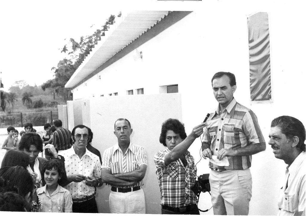 A foto é dos anos 70 e registra a cerimônia de inauguração da piscina do Clube dos 40. O presidente do clube era o dr. Orlando Beretta. Na imagem, o momento em que o então presidente da Câmara Municipal, dr. Joaquim Figueira da Costa, fazia o seu discurso enaltecendo a obra. Na esquerda, aparece conversando com algumas pessoas o então deputado Áureo Ferreira, seguido do presidente Orlando, Herculano Beretta (na época presidente do Sindicato Rural), o radialista João Carlos Ferreira e, na direita, o médico Jonas Pires Correia. A foto é do álbum do dr. Orlando Beretta.