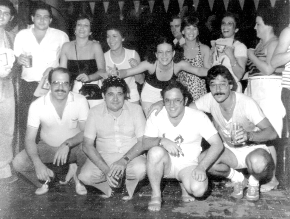 Dos anos dourados do Votuporanga Clube, levantamos esse registro de um baile de Carnaval. Trata-se de um grupo de amigos que se reuniu para esta foto na folia dos anos 80. Aparecem a partir da esquerda, de pé: Pedrinho Marão, Miguel Gorga, Ana Morial, Maria de Lurdes, Marlene Morais, Carlos Castelli, Fátima Schorr e Suzete Farinha. Agachados:  Durval de Brito Guerra Neto, Manoel Farinha, Vergilio Dumbra e Marcelo Schorr Martins. A foto é do arquivo pessoal de Marcelo Schorr Martins, hoje residindo em Sorocaba.