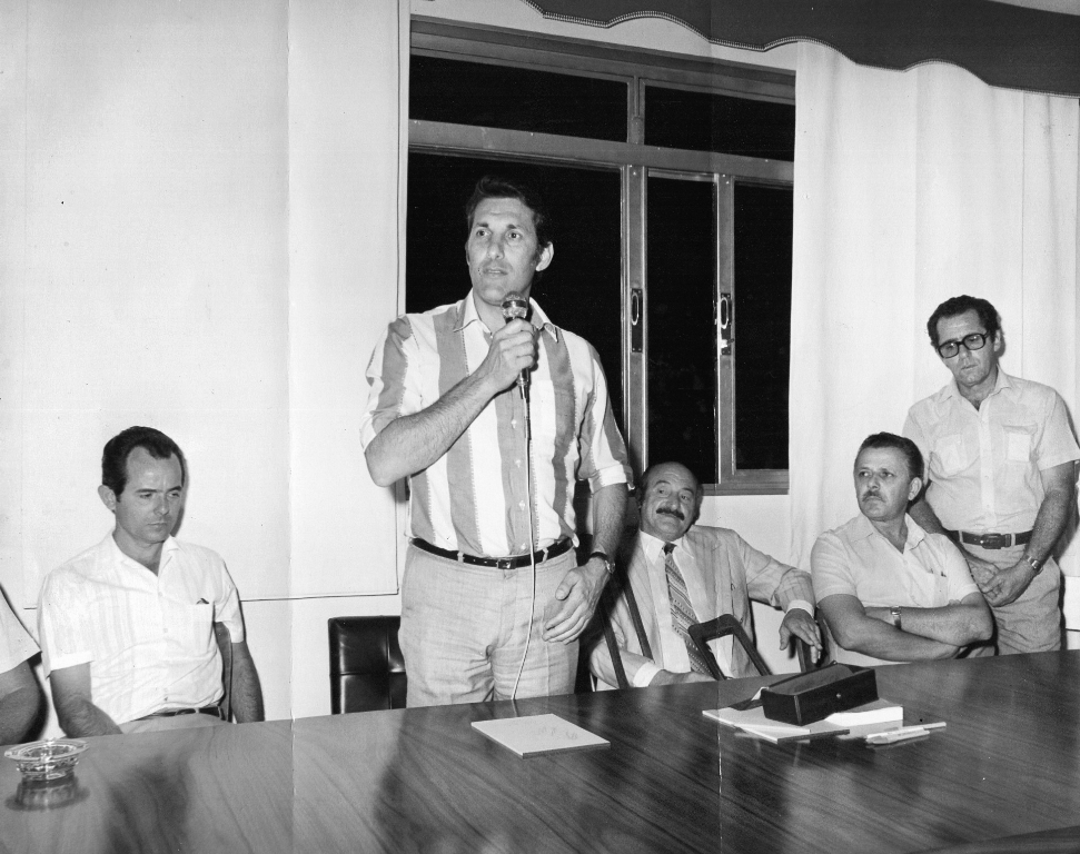 O saudoso senador e governador de SP, Orestes Quércia, tinha forte ligação com o diretório do PMDB de Votuporanga. Nesta foto, o registro de uma das suas visitas. A partir da esquerda aparecem o então vereador Osório Casado, Quércia (de pé), o prefeito Mário Pozzobon, o vice Rames Cury e o prof. Iris Barbieri, uma das lideranças que concorreu a deputado estadual. A foto é do arquivo do jornal A Cidade.