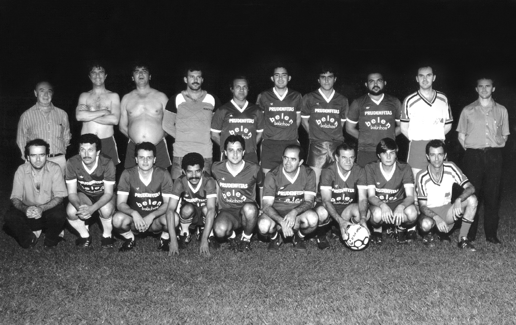 Neste jogo, realizado em 1989, no Estádio Plínio Marin, os jogadores dos dois times foram alertados antes da partida: É proibido xingar o juiz para não confundir o árbitro com a ilustre figura do magistrado. Afinal, dois deles estavam em campo de chuteira e defendendo a camisa do clube da Justiça. Os dr. Jorge Canil (titular da 1ª Vara) e Antonio Carlos Francisco (na época titular da 3ª Vara) jogaram também naquela memorável partida. Veja na formação da equipe da Justiça, da esquerda para a direita, de pé: Oscar Franco, dr. Marinho, dr. Gésus Grecco, dr. Mário Lúcio Gavério, dr. José Pires, Álvaro Bonifácio, José Antonio, Lampião (in memoriam), o Juiz Jorge Canil e Nei Enside. Agachados: Edir, dr. José Antonio Costa, dr. André Herrera, dr. Milton dos Santos, Luiz “Torrinha”, dr. Celso Veiga, Lupércio Bazaglia, Ti e o Juiz Antonio Carlos Francisco.