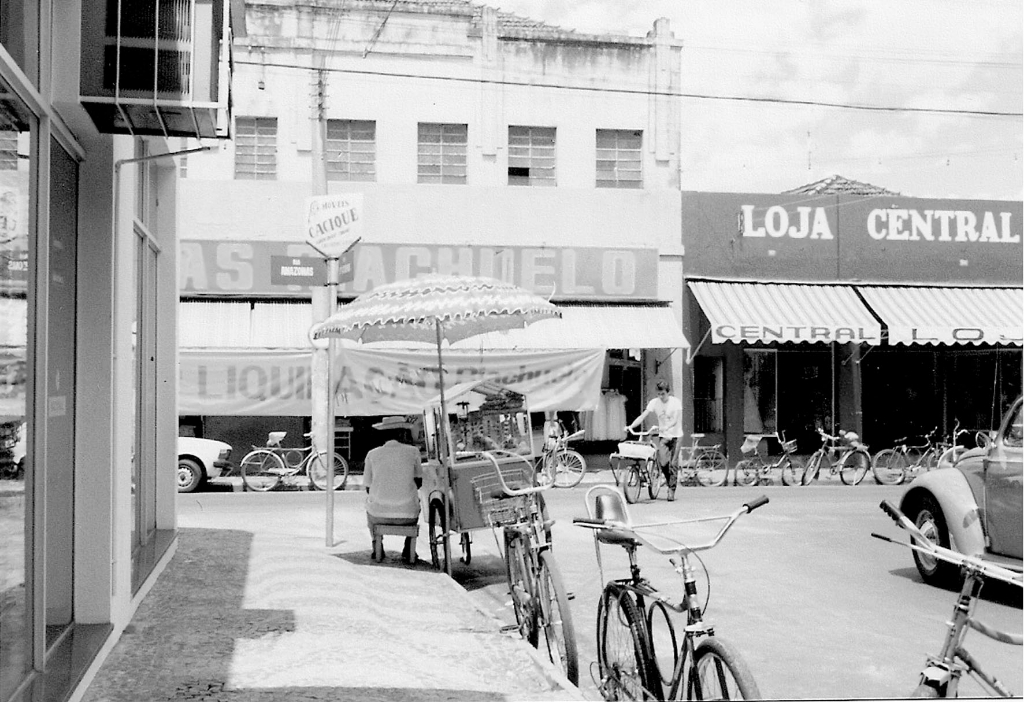 Se hoje temos excesso de motos, nos anos 70, não faltavam bicicletas. A foto mostra a esquina da rua Amazonas, com a rua Santa Catarina. No fundo, aparece o prédio de Lojas Riachuelo (hoje J.Mahfuz). Em cima, havia instalações da Rádio Clube com o seu auditório. Ao lado, a Loja Central da família Salloume e, na esquina, ficava Casas Pernambucanas (mais tarde, Banco Nacional). Pela direita, aparece a dianteira de um Fusca. Na época, a rua Santa Catarina tinha mão de direção invertida e o tráfego fluía para a rua Amazonas. A foto é da professora Neide Romano Couvre.