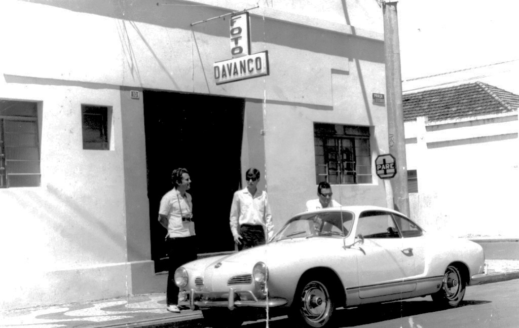 Praça dos Expedicionários, nº 10. Este era o endereço do Foto Davanço, de Gercino Davanço, o Artista. Nos anos 70, ele cobria os eventos da Concha Acústica, palco da efervescência dos movimentos culturais. Na foto, aparece o professor Luiz Carlos de Paiva (e o seu Karmaguia - carro da época), juntamente com o seu amigo dr. Edgard Máximo. No local, hoje está instalada a clínica cardiológica do dr. Joaquim Figueira da Costa. A foto é do arquivo do jornal.