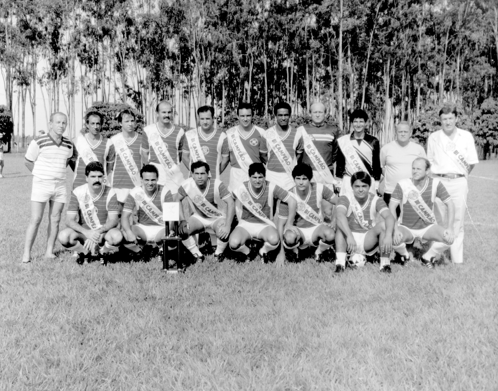 No ano de 1987, o Clube dos 40 sagrou-se bicampeão da Copa Interclubes do Assary. Nesta foto, a equipe aparece ostentando a faixa de “bi”, mostrando o troféu conquistado. Veja a formação a partir da esquerda, de pé: Albano, Dago, Doninha, Jó, Tambor, Carlinhos, Stélio, Zé Branco, Franca, Jaime Gil (diretor). Agachados: Dr. Florindo, Volney Beline, Miltinho, Bira, Betinha, Nando e José Carlos Martins (Barriga). A foto é do arquivo pessoal de José Marquiori.