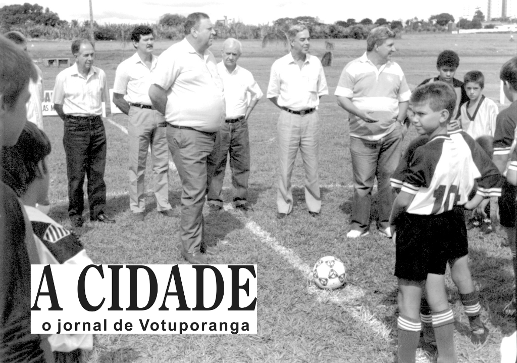 Autoridades fazem discurso enquanto as crianças querem jogar bola. O prefeito Pedro Stefanelli Filho aparece na foto pronto para o pontapé inicial num jogo de crianças realizado durante o seu governo. Ao fundo, aparecem os vereadores Valter Costa e Silvio Carvalho, o vice-prefeito Joaquim Figueira da Costa, vereador Adauto Leva e o então secretário de esportes José Carlos de Mello. A meninada estava ansiosa para começar o jogo e o Pedrão, fazendo onda e retardando o jogo.