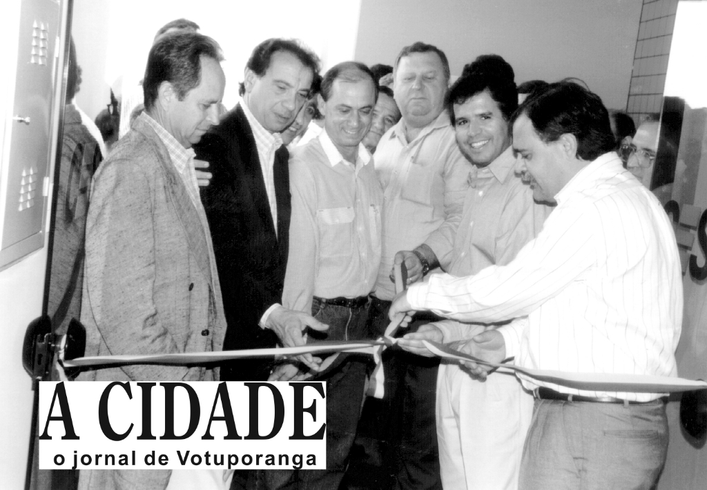 Na foto, o momento do corte da fita inaugural do Escritório da Cesp, que foi instalado na rua Bahia (hoje unidade da Polícia Civil em frente ao Poupatempo), no ano de 1993. Aparecem a partir da esquerda: Delegado Seccional de Polícia José Francisco Brevigliéri, ex-ministro de Relações Exteriores Aloysio Nunes Ferreira Filho, gerente seccional da Cesp Marcos Garcya Laraya, prefeito Pedro Stefanelli Filho, deputado Edinho Araújo e o presidente da Cesp Antonio Carlos Bonini de Paiva