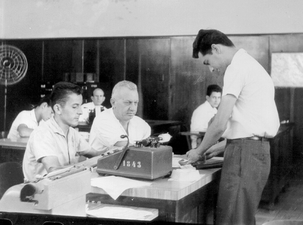 Contagem dos votos nos anos 50 - Quando ninguém poderia imaginar a chegada das urnas eletrônicas, os votos eram contados pela junta apuradora nomeada pela Justiça Eleitoral. Esta foto é de 1957 e apresenta os componentes de uma mesa: Jaime de Bortole, prof. Floriano Marzochi, Ador de Almeida, Luiz Arthur Barizon e Alcides de Oliveira Filho. Observe na mesa a velha máquina de somar.