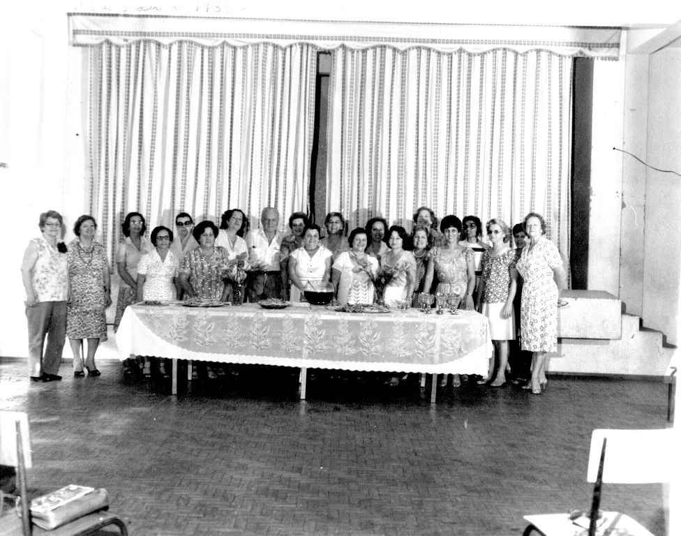 Dia das Mães no CPP em 1983 - Amados professores, mestre no ensino de muitos atuantes cidadãos de hoje. Esses professores se reuniram no dia 12 de maio de 1983 na sede do Centro do Professorado Paulista para comemorar o “Dia das Mães”. Veja quem são os personagens da época: Judith Saltini, Elza Salgado, Vicenta, Maria de Lourdes Pizzarro, Ana Liévana Camargo, Lúcia, Elayne, Floriano e Júlia Marzochi, Romilda, Therezinha Ayres, Edméa, Geny, Neiva Pedroso, Eliza, Aparecida Beretta, Alice, Adalgisa, Leonice, Terezinha Galo e Eunice. A foto pertence ao acervo da família Marzochi