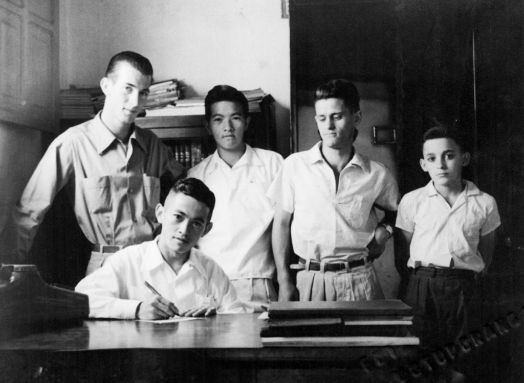 Um dos mais antigos e tradicionais escritórios de contabilidade de Votuporanga foi instalado na rua Santa Catarina nos anos 60. Eram os seus proprietários Leonildo Butignolli, Jaime Alvares Gil e Antonio Murasse. Veja nesta foto uma das primeiras equipes do Escritório Mercúrio. Da esquerda para a direita, de pé: Leonildo Butignolli, Luiz Carlos Murasse, Jaime Alvares Gil e Luiz Carlos Vendramini. Sentado: Antonio Murasse. A foto pertence ao arquivo pessoal de Antonio Carlos Murasse (Foto Votuporanga - Takeo Sato). 