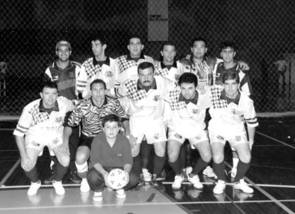 Assary no Torneio Master - Este é o time de futebol de salão do  Assary Clube de Campo para o Torneio Master SESC 2000.A partir da esquerda, de pé: Baixinho, Boró, Luisão, Marquinhos, Esquerda, Édinho e Márcio. Agachados: Mineiro, Márcio, Amaral, Paulo Anoni e Adilson Portuquês.Consta que esta equipe levantou o título do torneio. Foto do arquivo do Departamento de Esportes do Assary.