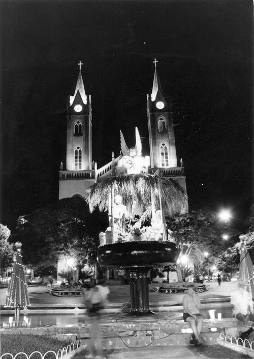 Decoração da Fonte - Dia desses, um ouvinte da Rádio Cidade perguntou sobre a decoração natalina na fonte luminosa da Praça Fernando Costa. Houve um tempo que nesta época do ano a fonte ficava assim, como aparece na foto. É desse tempo também a decoração das torres da Igreja Matriz e da árvore em frente o Supermercado Santa Cruz. Os tempos mudaram. Os pontos da decoração também. Os enfeites natalinos na Fonte Luminosa fazem parte do passado.