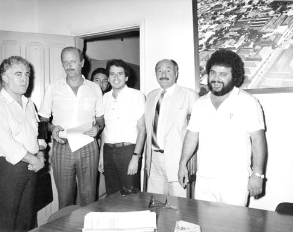 A presença do PMDB - No momento que o PMDB procura ocupar o seu espaço no cenário político federal, fortalecido com a eleição do presidente do partido, Michel Temer, para o cargo de vice-presidente da República, levantamos esta foto de 1984. Era tempo de Quércia no governo e Pozzobon na Prefeitura. Na foto aparecem ainda o deputado do PMDB Edinho Araújo e o saudoso médico Diorandi Figueira da Costa-presidente do PMDB local. Eles recepcionaram Waldemar Casadei, na época, prefeito de Lins e posteriormente, superintendente do DAE (Departamento de Água e Esgoto do Estado de São Paulo).\r\n