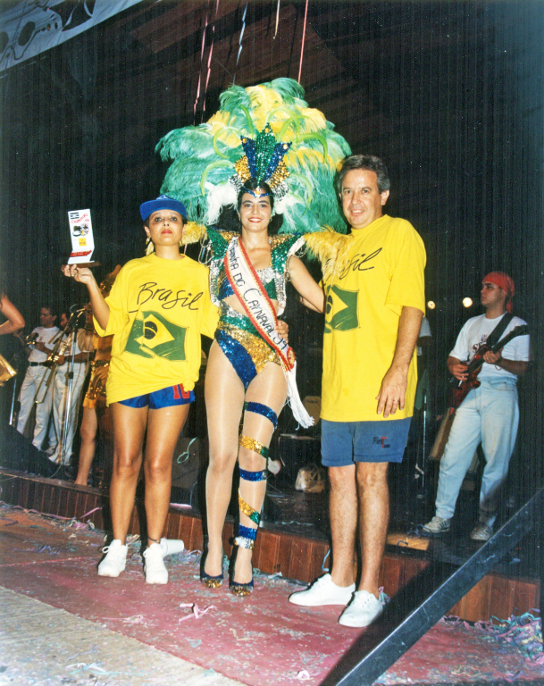 A Rainha Ana Paula - Em destaque em todo o seu esplendor, a Rainha do Carnaval  de 1999, na pista de dança do Votuporanga Clube . A soberana recebeu premiação especial pelas mãos do casal Cleber Gonçalves Faria (na foto a esposa à esquerda). Na época Cleber respondia pela gerência  regional da Telesp em Votuporanga e foi um assíduo freqüentador das promoções do Votuclube. A foto é do arquivo do clube. 